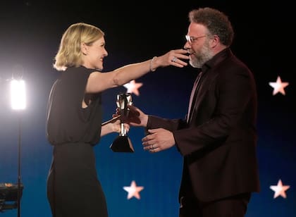 Rhea Seehorn le entregó el premio a Seth Rogen de Mejor actor en una serie de comedia en los Critic's Choice Awards 2026 (AP Photo/Chris Pizzello)