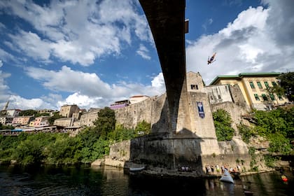 Rhiannan Iffland de Australia realiza el salto desde la plataforma de 21 metros en Stari Most (Puente Viejo) durante la competencia final