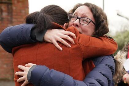 Rhiannon Davies y Kayleigh Griffiths, ambas madres de bebes fallecidos, fueron elogiadas por compartir sus historias para que se investigara el escándalo.