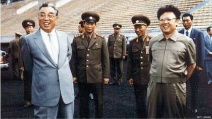 Ri Chun-hee ha anunciado la muerte de líderes de Corea del Norte como la de Kim Jong-II (derecha) y su padre, Kim II-Sung (izquierda).Image copyrightGetty
Image caption
Ri Chun-hee ha anunciado la muerte de líderes de Corea del Norte como la de Kim Jong-iI (derecha) y su padre, Kim II-sung (izquie