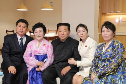 Ri Chun-hi junto a su familia y Kim Jong-un en el nuevo departamento