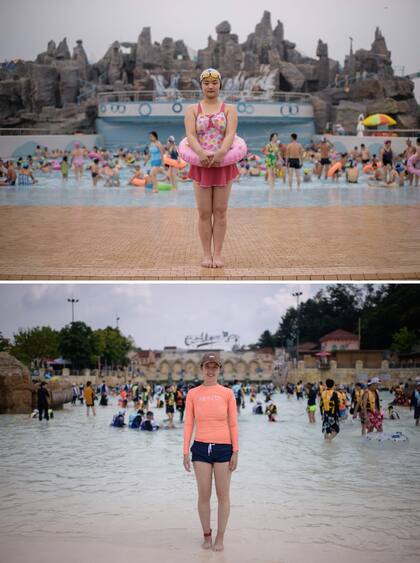 Ri Song Hui (21, arriba) en el Parque Acuático Munsu en Pyongyang y Kwon Ye Seul (30, abajo) en el Parque acuático de la bahía de Carribean al sur de Seul