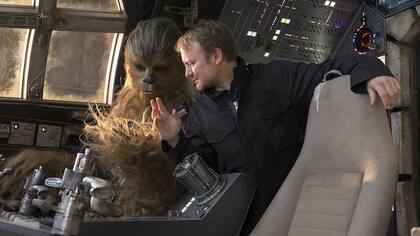 Rian Johnson dirige a Chewbacca en el set de Los últimos Jedi