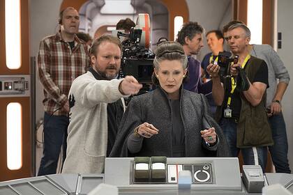 Rian Johnson y Carrie Fisher en el set. El director y la histórica Leia conectaron mucho durante el rodaje