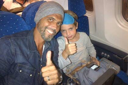 Ribero junto a su hijo, rumbo a Europa.