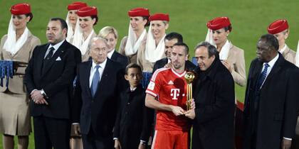 Ribery recibe el premio de Platini y Blatter mira