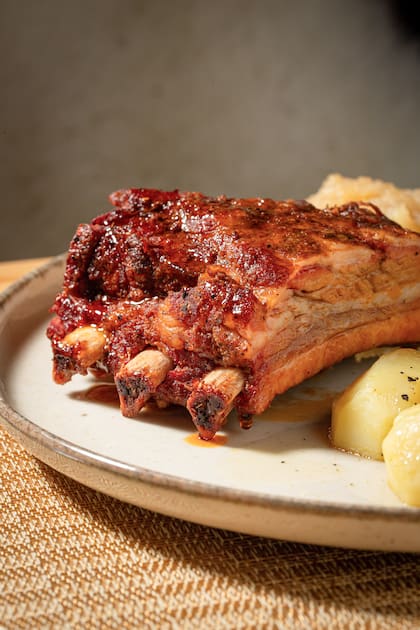 Ribs ahumadas con puré de manzana, uno de los platos de carácter