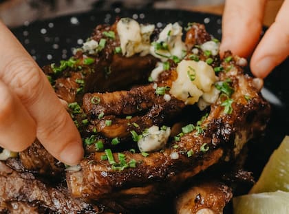 Ribs con salsa teriyaki y queso azul en Bulebar