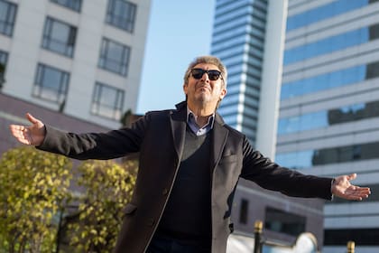 El actor destaca el enorme talento que hay en nuestro país, aunque lamenta que padezcamos de "cierta tilinguería" con respecto a la mirada del afuera. "Es como si necesitáramos que viniese alguien del exterior para avalarnos", señala