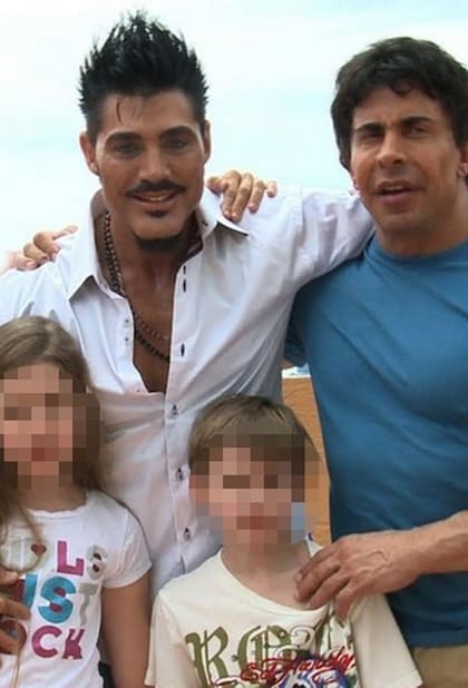Ricardo Fort junto a sus hijos y a Gustavo Martínez