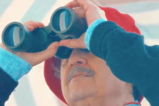 Qué hay detrás de los llamativos spots de campaña de Ricardo Alfonsín, creados por sus hijos, con un guiño a Wes Anderson