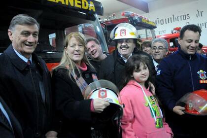 Ricardo Alfonsín se animó a ponerse el traje de bombero en Avellaneda, donde hizo una recorrida de campaña junto a Margarita Stolbizer y Hermes Binner