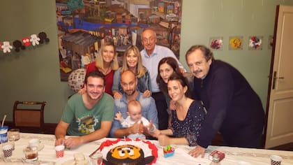 Ricardo Alfonsín, su hija Lucía y parte de la familia, años atrás.
