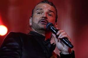 Una fan se desnudó en el show de Ricardo Arjona y la reacción y el olvido del cantante sorprendieron a todos