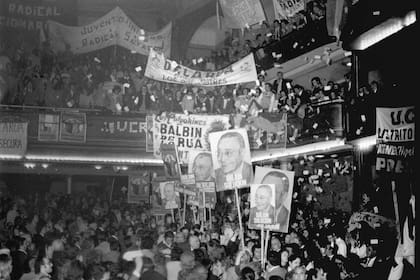 Ricardo Balbín.
Clausura de la campaña de la UCR en el teatro Astral con la fórmula Balbín-De la Rúa, en las elecciones de 1973
