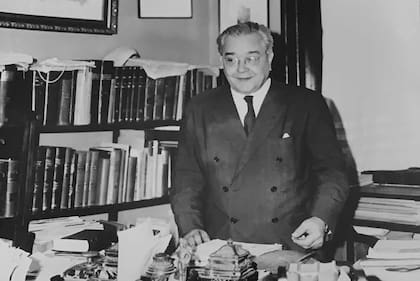 Ricardo Balbín en su estudio de la casa de la calle 49