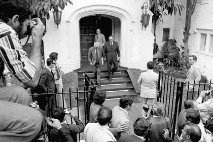 Ricardo Balbín y Juan Domingo Perón salen a conversar con los periodistas, tras el encuentro que mantuvieron en 1973