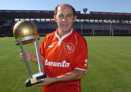 Ricardo Bochini con la Copa Europeo Sudamericana en 2004, durante una producción de LA NACION, a 20 años de la conquista del título ante Liverpool