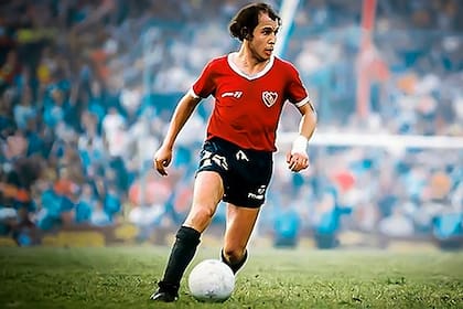 Ricardo Bochini en acción, con su camiseta de toda la vida: la de Independiente