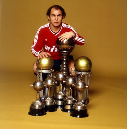 Ricardo Bochini y ocho de sus diez copas internacionales. Faltan aún la dos que ganó en 1984, por lo que la foto fue tomada entre ese año y 1975
