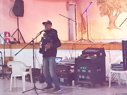 Ricardo Bottega tocando el bandoneón en el Ceibo Ameghino