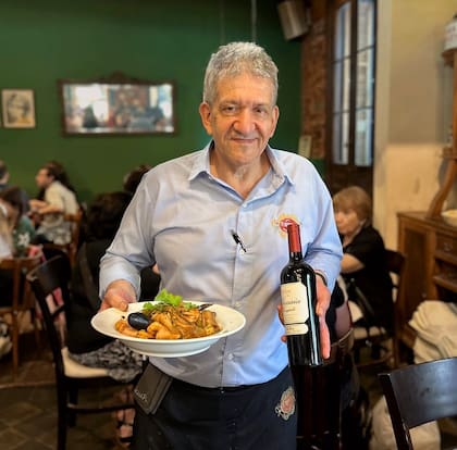 Ricardo Cáceres, alias "el gran Richard", una institución de Adrogué y mozo histórico del bodegón