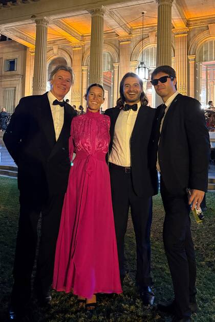 Ricardo Caffarone y sus dos hijos, Agustina y Santino, junto al marido de ella, Pampa Reynal.