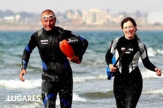 Corren, entrenan y juntan de las playas unos 40 kilos de basura por día