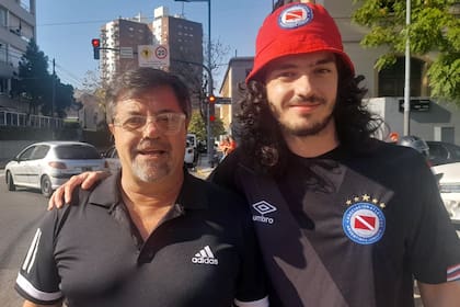 Ricardo Caruso Lombardi fue a ver a Argentinos Juniors y se sacó fotografías con los hinchas