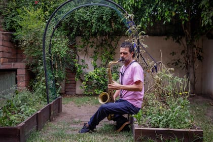 Ricardo Cavalli, en el jardín de su hogar