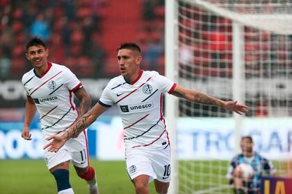 Ricardo Centurión festeja su gol, pero no le alcanzó a San Lorenzo para ganar