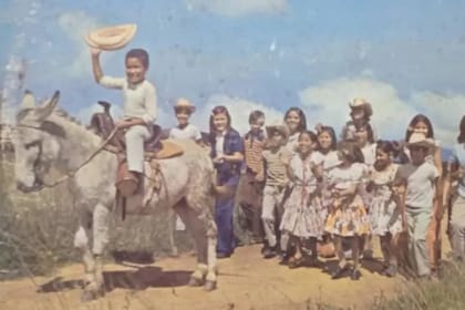 Ricardo Cuenci, de 8 años, cabalga un burrito acompañado de la agrupación infantil venezolana La Rondallita en la portada del disco original