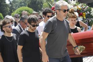 Ricardo Darín despidió con profundo dolor a su hermana hoy, en el Pantéon de Actores del Cementerio de la Chacarita