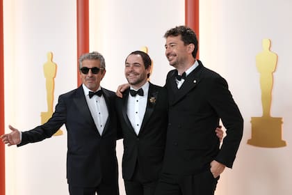 Ricardo Darín, Peter Lanzani y el director Santiago Mitre en la última entrega de los Oscar, en marzo pasado, acompañando en Los Angeles la nominación de Argentina, 1985