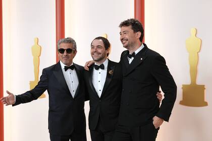 Ricardo Darin, Peter Lanzani y Santiago Mitre en la 95th Annual Academy Awards en Hollywood, California. (Photo by Kevin Mazur/Getty Images)