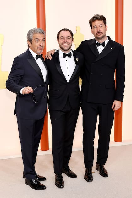 Ricardo Darín, Peter Lanzani y Santiago Mitre en la alfombra champagne del Teatro Dolby