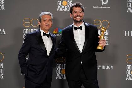 Ricardo Darín y Santiago Mitre con el Globo de Oro a la mejor película no hablada en inglés ganado por Argentina, 1985 el 10 de enero pasado 