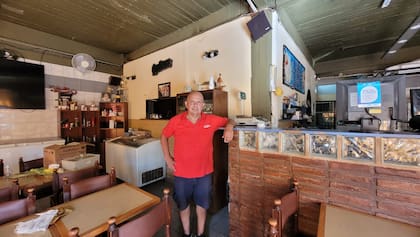Ricardo, el dueño de la pizzería "Los Amigos" fundada en 1991