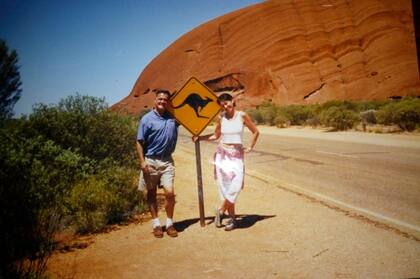 Ricardo en Uluru, o Ayers Rock, un enorme monolito de arenisca en el corazón del árido “Centro Rojo” del Territorio del Norte, Australia.
