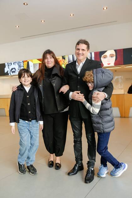 Ricardo Esteves (h) fue el encargado de leer el discurso de su padre. En la foto junto a su mujer Haydee Tawil, y sus hijos Aaron y Bradley Esteves