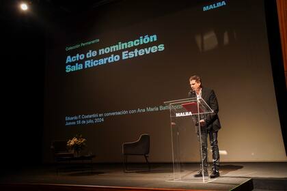 Ricardo Esteves (h) fue el encargado de leer las palabras de su padre, ausente, en agradecimiento a Eduardo Costantini y al Malba. "Cuando hace tres semanas, en el Sanatorio Otamendi, me hablaste de tu intención de nominar una sala con mi nombre, me cayó tan de sorpresa que no me percaté de todo lo que significaba y no te lo agradecí con el énfasis que merecía. Es un gran gesto de desprendimiento y generosidad. Hoy te lo digo, ¡GRACIAS! CON MAYÚSCULAS"