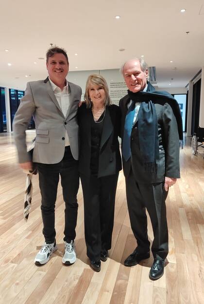 Ricardo Esteves junto a su madre, Elena Esteves, y a Federico Braun (p)