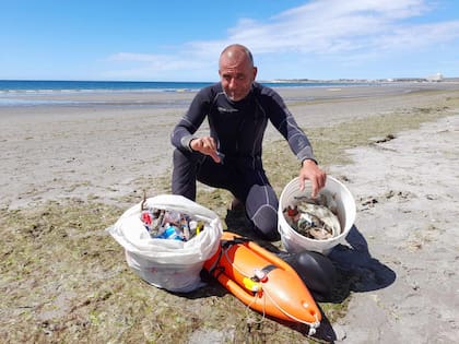 Ricardo estima que reúne unos 40 kilos de basura de las playas de Madryn por día.