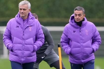 Ricardo Formosinho, entrenador de The Strongest, con su amigo José Mourinho en Tottenham, de Inglaterra