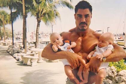 Ricardo Fort con sus dos hijos, en Miami