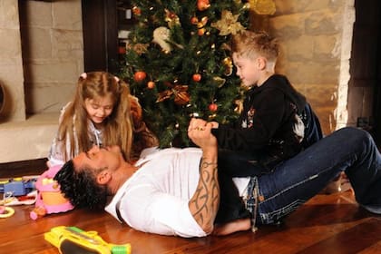 Ricardo Fort junto a sus hijos, años atrás