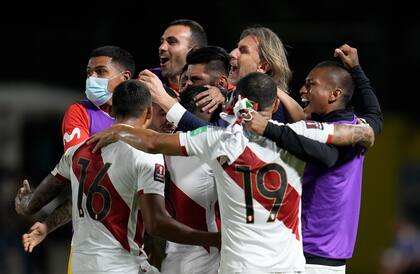 Ricardo Gareca festeja con sus jugadores en la última fecha de las eliminatorias: Perú está clasificado al repechaje, aunque aguarda la resolución de la FIFA sobre el caso Castillo