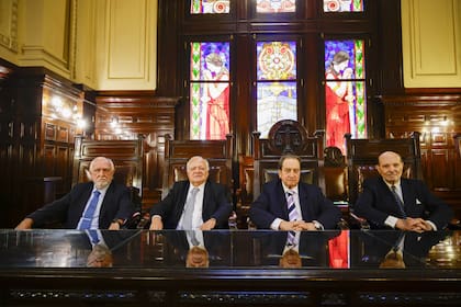 Ricardo Gil Lavedra, Guillermo Ledesma, León Carlos Arslanián y Jorge Valerga Araoz, reunidos en la sala del tribunal en abril de este año