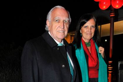 Ricardo Gil Lavedra y la escritora Claudia Piñeiro