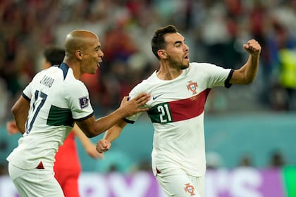 Ricardo Horta festeja con Joao Mario luego de anotar el único gol de Portugal ante Corea del Sur